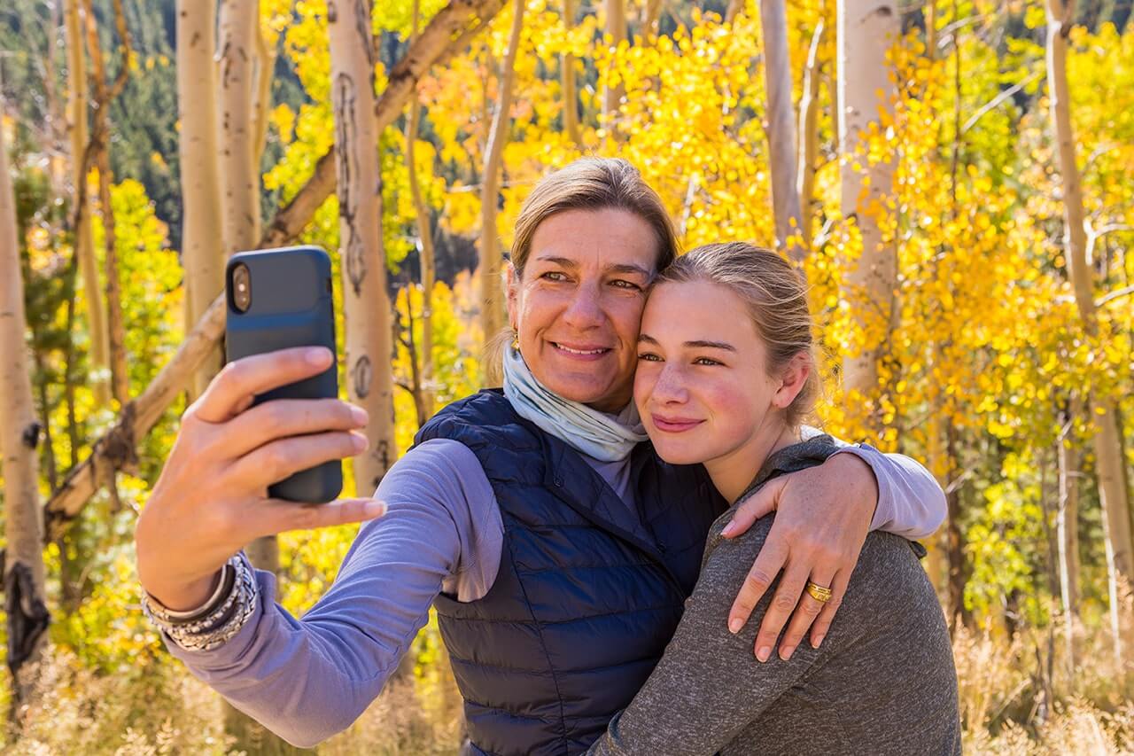 portrait-of-mother-and-her-13-year-old-daughter-wi-2QLNP5J-min